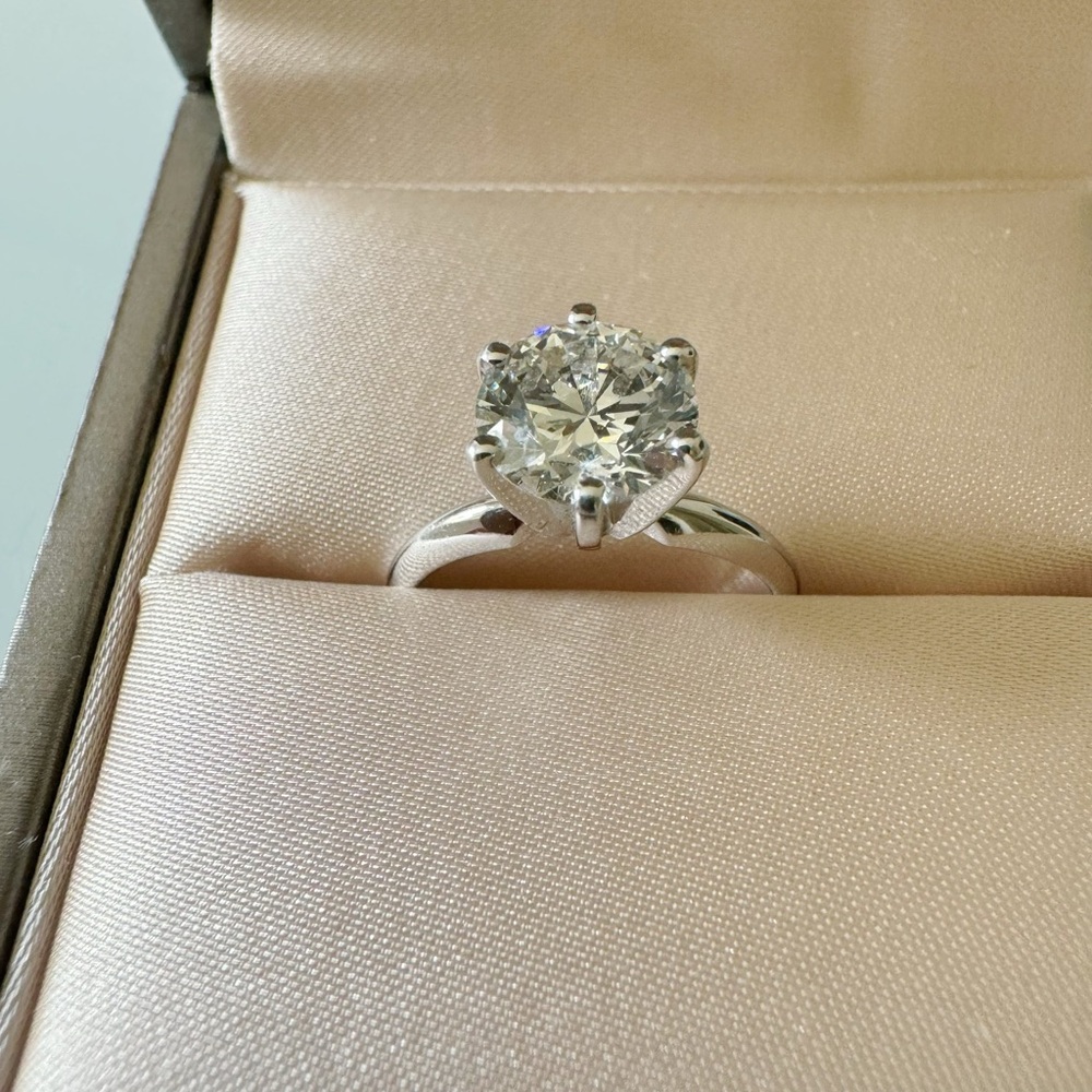 Brand new lab grown diamond ring